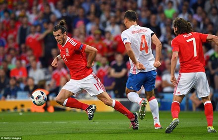 Bale tỏa sáng giúp xứ Wales hạ Nga 3-0.
